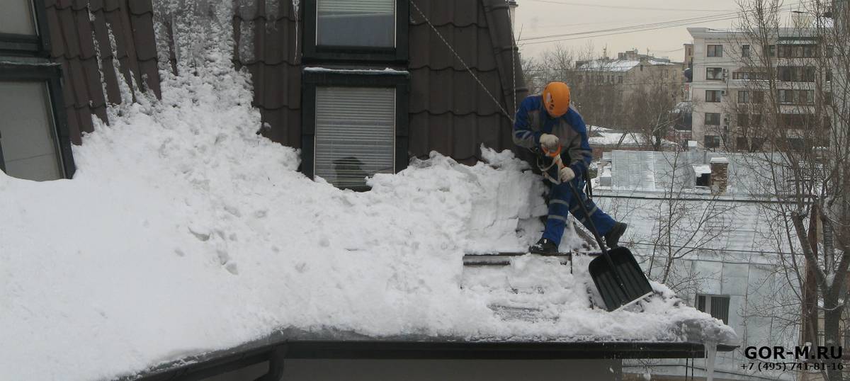 Очистка крыш от снега, наледи, сосулек в Москве